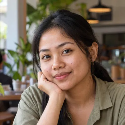 Foto ilustrasi: perempuan muda di kafe