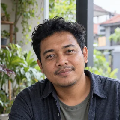 Foto ilustrasi: pria santai di teras rumah