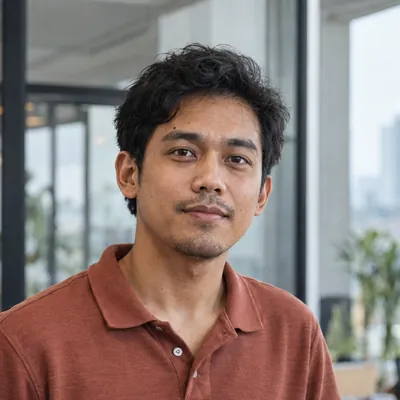 Foto ilustrasi: pria di ruang kerja bersama